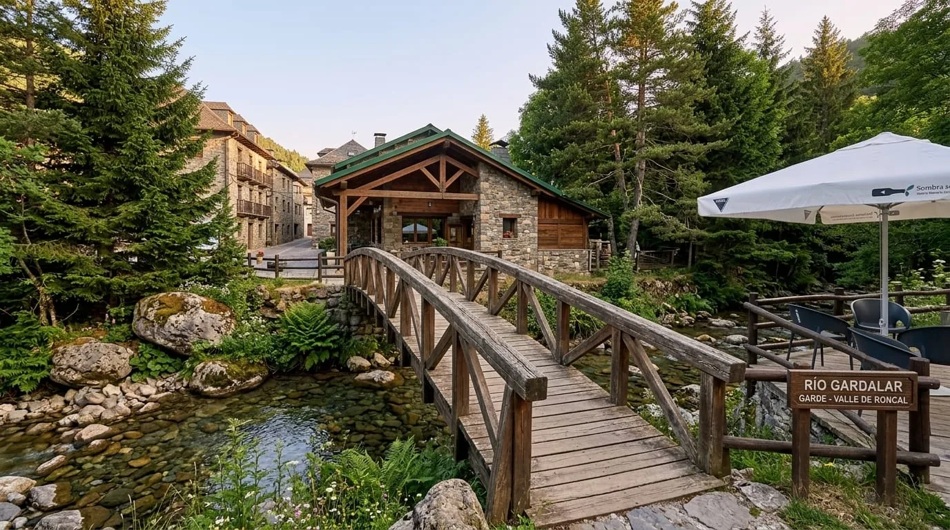 Puente de madera de acceso a los bungalows de Camping Urrutea en Garde
