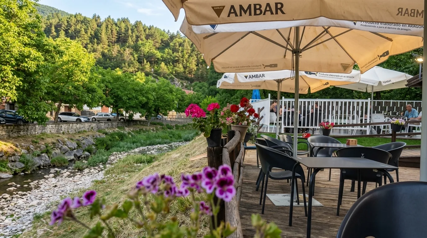 Terraza del restaurante sobre el río Gardalar